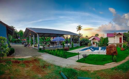 スルタン・バザリーにあるLe Eden Premium Wayanad Pool Resortのパビリオン付きの家