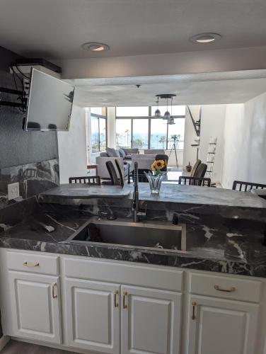 Dapur atau dapur kecil di 31 night required rental Waterfront penthouse 180 ocean view