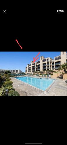 Kolam renang di atau dekat dengan 31 night required rental Waterfront penthouse 180 ocean view