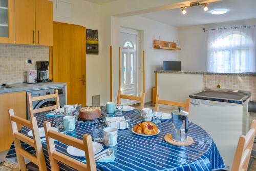 een keuken met een tafel met een bord eten erop bij House MaLa in Senj