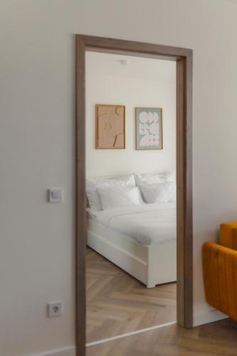 a mirror reflection of a bed in a room at R&M Residence in Pécs