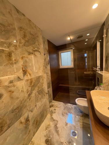 MándraにあるEleVSis-5 unique with a special characterのトイレと洗面台付きのバスルーム