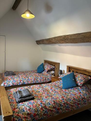 two beds sitting next to each other in a bedroom at Horseshoe Cottage Edwinstowe in Edwinstowe