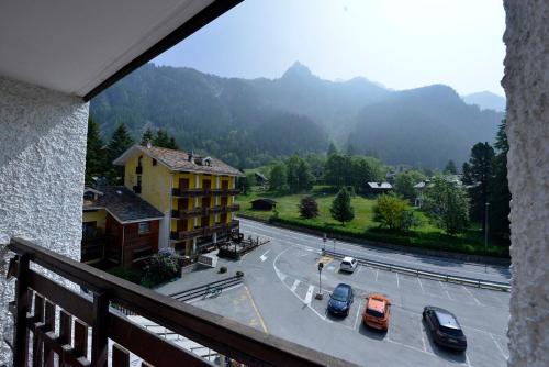 a view of a street with cars parked on the road at Monolocale sulle piste in Champsil