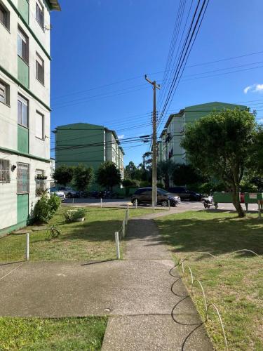 a sidewalk next to a building and a street at Apartamento aconchegante in Rio Grande