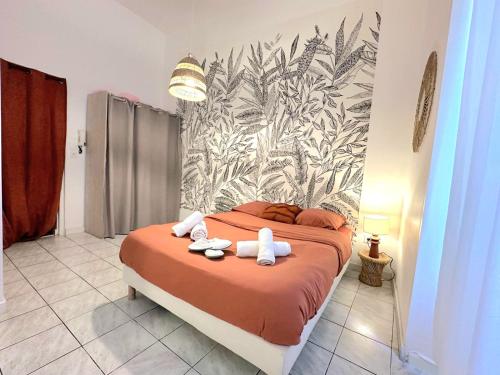 une chambre avec un lit avec des serviettes dessus dans l'établissement Joli Cocon Avignon intramuros, à Avignon