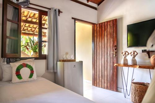 a room with a refrigerator and a window at Pousada Campestre in Trancoso