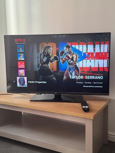 TV a/nebo společenská místnost v ubytování Spacious 3-Bed House - Contractors & Families - Free Parking - Fast Wifi