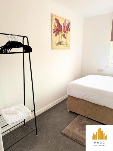 Postel nebo postele na pokoji v ubytování Spacious 3-Bed House - Contractors & Families - Free Parking - Fast Wifi
