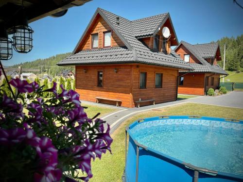 Bazén v ubytovaní Pod Świerkami - pokoje alebo v jeho blízkosti