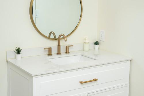a bathroom with a white sink and a mirror at indy dreamhouse lux stay in Greenwood