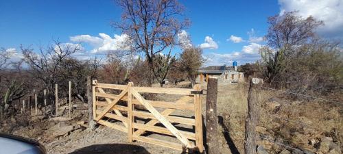 クルス・デル・エヘにあるEl cuarzo Casa de Monte y Retiroの畑門付木塀