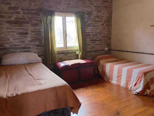 クルス・デル・エヘにあるEl cuarzo Casa de Monte y Retiroのベッドが2つと窓がある小さな部屋