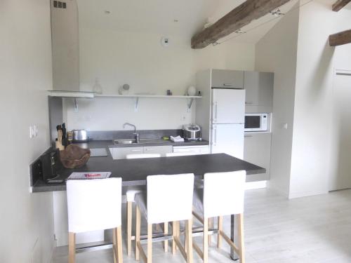 une cuisine avec un comptoir noir et des appareils électroménagers blancs dans l'établissement Fontana de medge, à Saorge