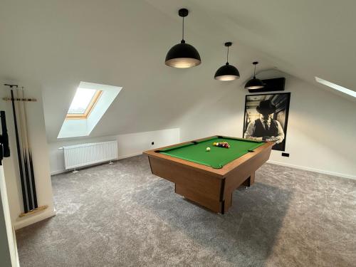 a room with a pool table in a room at Rezydencja Azaliowa in Reda