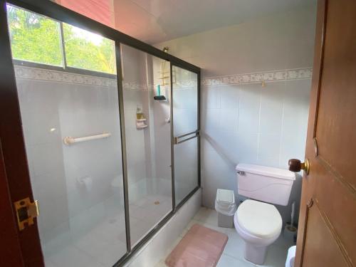 Un baño de Casa en Condominio vía Villeta