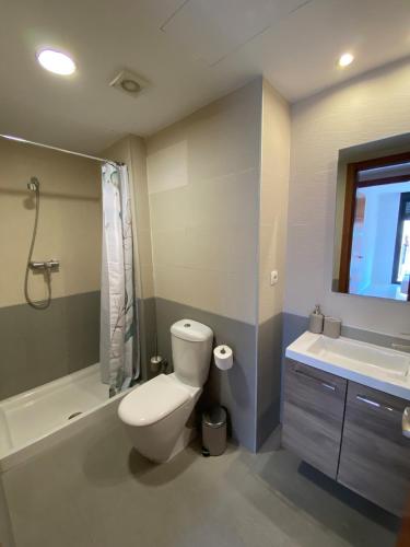 Ένα μπάνιο στο Tokyo Suite - Modern Apartment with Parking & Swimming Pool
