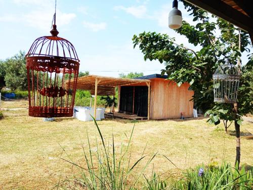 Un jardín fuera de Camping Ullishtja