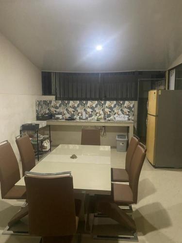 a kitchen with a table and chairs and a refrigerator at Casa La Reina in Drake