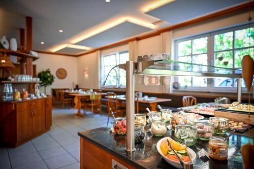 マルクトハイデンフェルトにあるHotel Mainblick Garniの食卓付きのキッチン