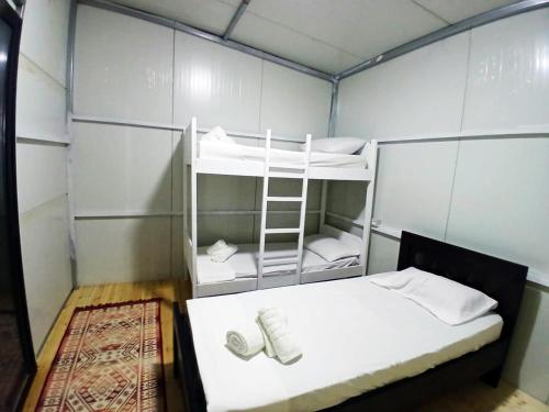 Una cama o camas en una habitación de Camping Ullishtja