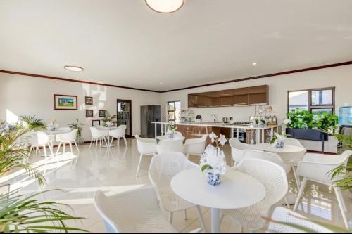 Χώρος καθιστικού στο Luxury Lakeview Stay With Workspace