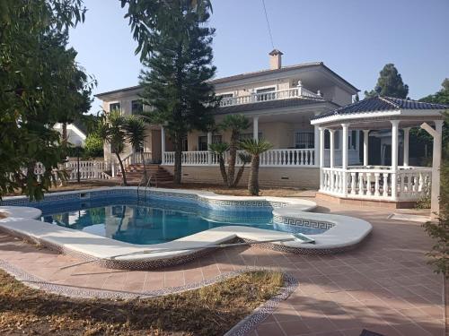 basen przed domem w obiekcie Casa abedul w Alicante