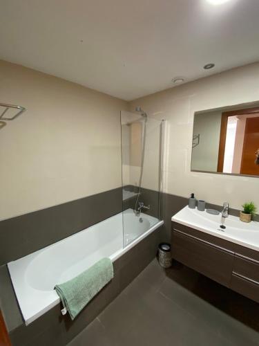 Ikebana Suite - Modern Apartment with Parking & Swimming Pool