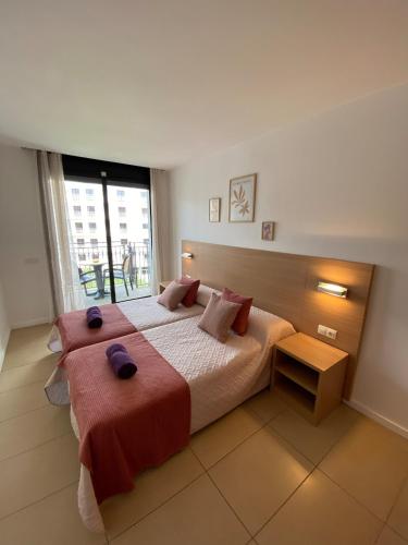 Katil atau katil-katil dalam bilik di Ikigai Suite - 6p Modern Apartment with Parking & Swimming Pool
