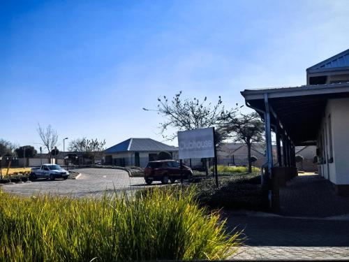 un cartel en un estacionamiento al lado de un edificio en Tempo #03, en Vosburg