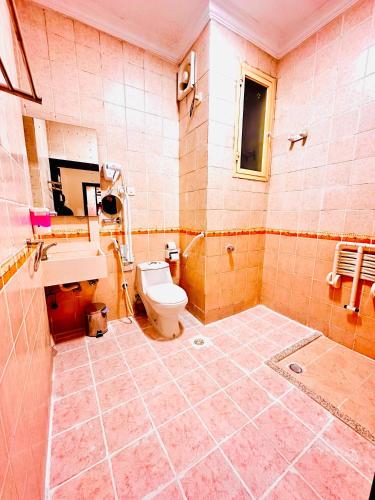 a bathroom with a toilet and a sink at ارجوان الصفوة بلازا - arjuan alsafwa in Miná