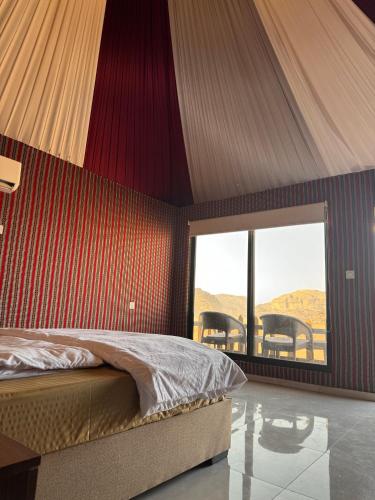 Ένα ή περισσότερα κρεβάτια σε δωμάτιο στο WADI RUM OLIVIA LUXURY CAMP & tour