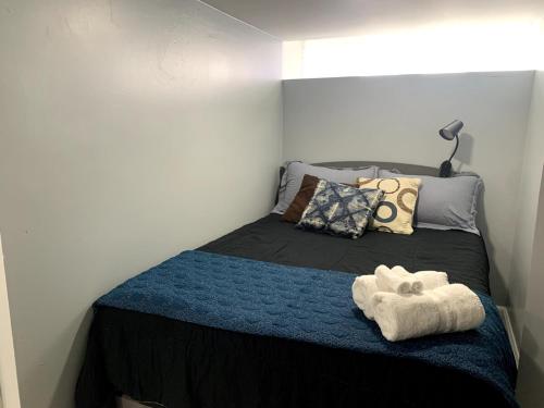 een slaapkamer met een bed met twee handdoeken erop bij A Cozy Corner with kitchen and parking in Drexel Hill