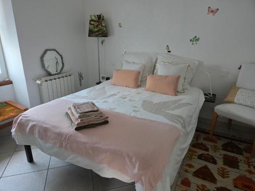 - un lit avec 2 oreillers et une couverture dans l'établissement Balade en estuaire, à Nieulle-sur-Seudre