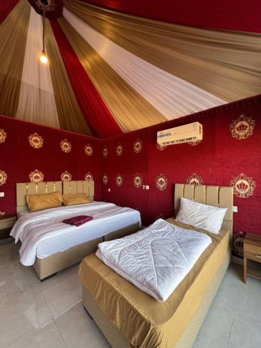 Ένα ή περισσότερα κρεβάτια σε δωμάτιο στο WADI RUM OLIVIA LUXURY CAMP & tour