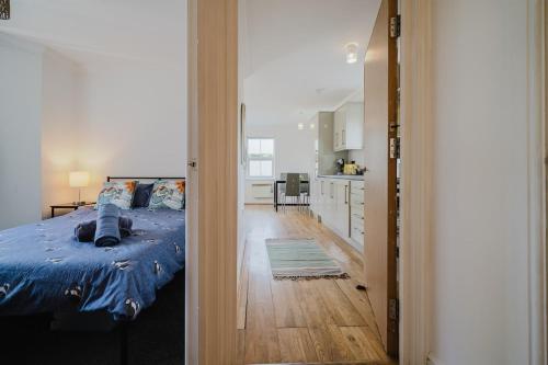 Ένα ή περισσότερα κρεβάτια σε δωμάτιο στο Central Woking Retreat - Two-bed flat with parking