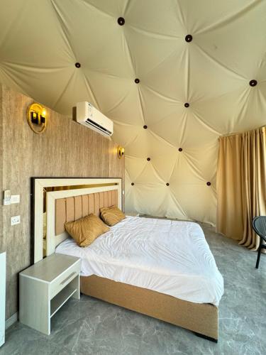 Ένα ή περισσότερα κρεβάτια σε δωμάτιο στο WADI RUM OLIVIA LUXURY CAMP & tour