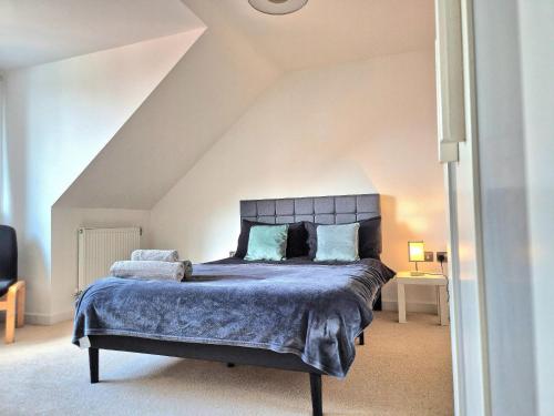 a bedroom with a king sized bed in a attic at Explore London: 2 Bedroom House in Wood Green in London