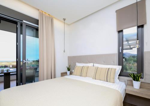 Giường trong phòng chung tại Almyres Luxurious Residences