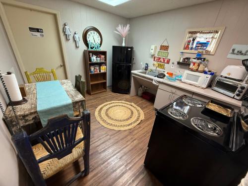 Dapur atau dapur kecil di A Place to Stay Reservations Rooms