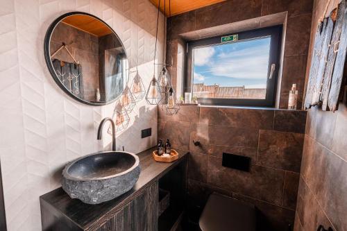 Panorama Glass Lodge WEST في أكرانيس: حمام مزود بحوض ومِرآة