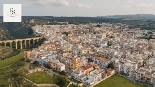 Γενική άποψη της πόλης Palagianello ή θέα της πόλης από  αυτή η παραθεριστική κατοικία