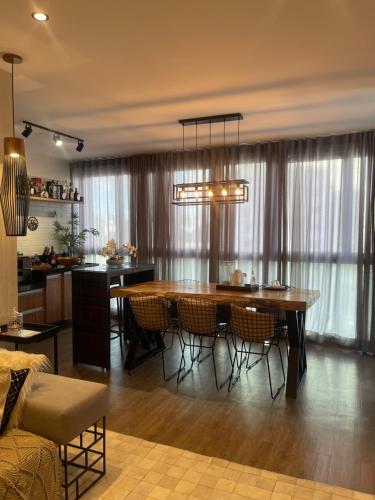 ベレンにあるAluguel Torre Santoroのテーブルと椅子のあるダイニングルームとリビングルーム