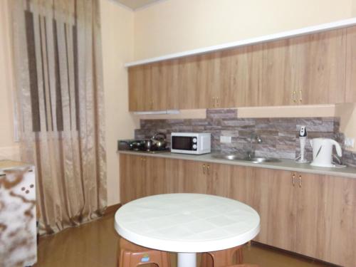 Кухня или мини-кухня в White Guest House

