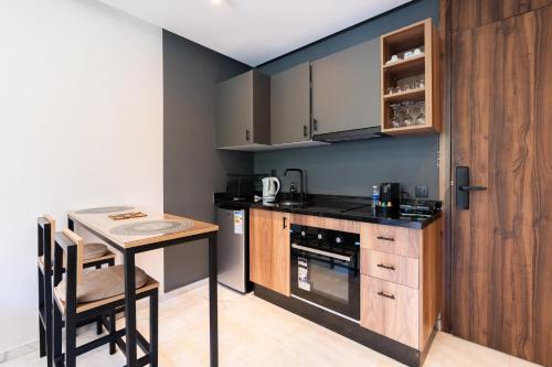 a small kitchen with a table and a counter top at Résidence Cerezo in Maarif