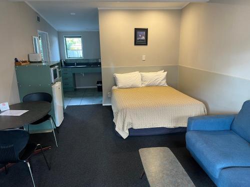 Ένα ή περισσότερα κρεβάτια σε δωμάτιο στο A'La Vista Motel