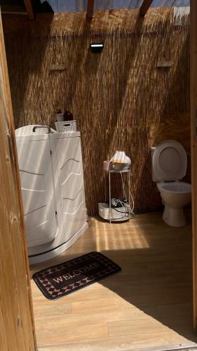 une petite salle de bain avec toilettes et lavabo dans l'établissement Bulle insolite avec jacuzzi privé - Nature & romantisme a Fréjus, à Fréjus