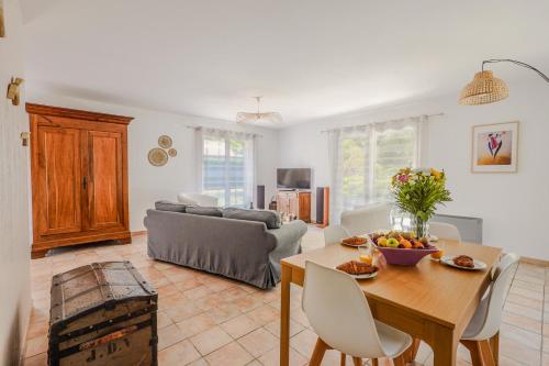 un salon avec une table et un canapé dans l'établissement promo 20 pourcent -Proche Lac Arjuzanx - jeux - terrasse - plancha -, à Luglon