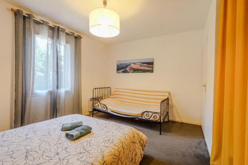 a bedroom with a bed and a window at L'Eyre de vacances -Proche Lac Arjuzanx - jeux - terrasse - plancha - in Luglon