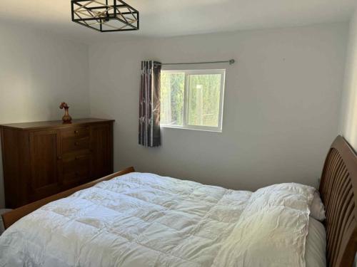 Frazier ParkにあるCozy Mountain Retreatの白いベッドと窓のある寝室